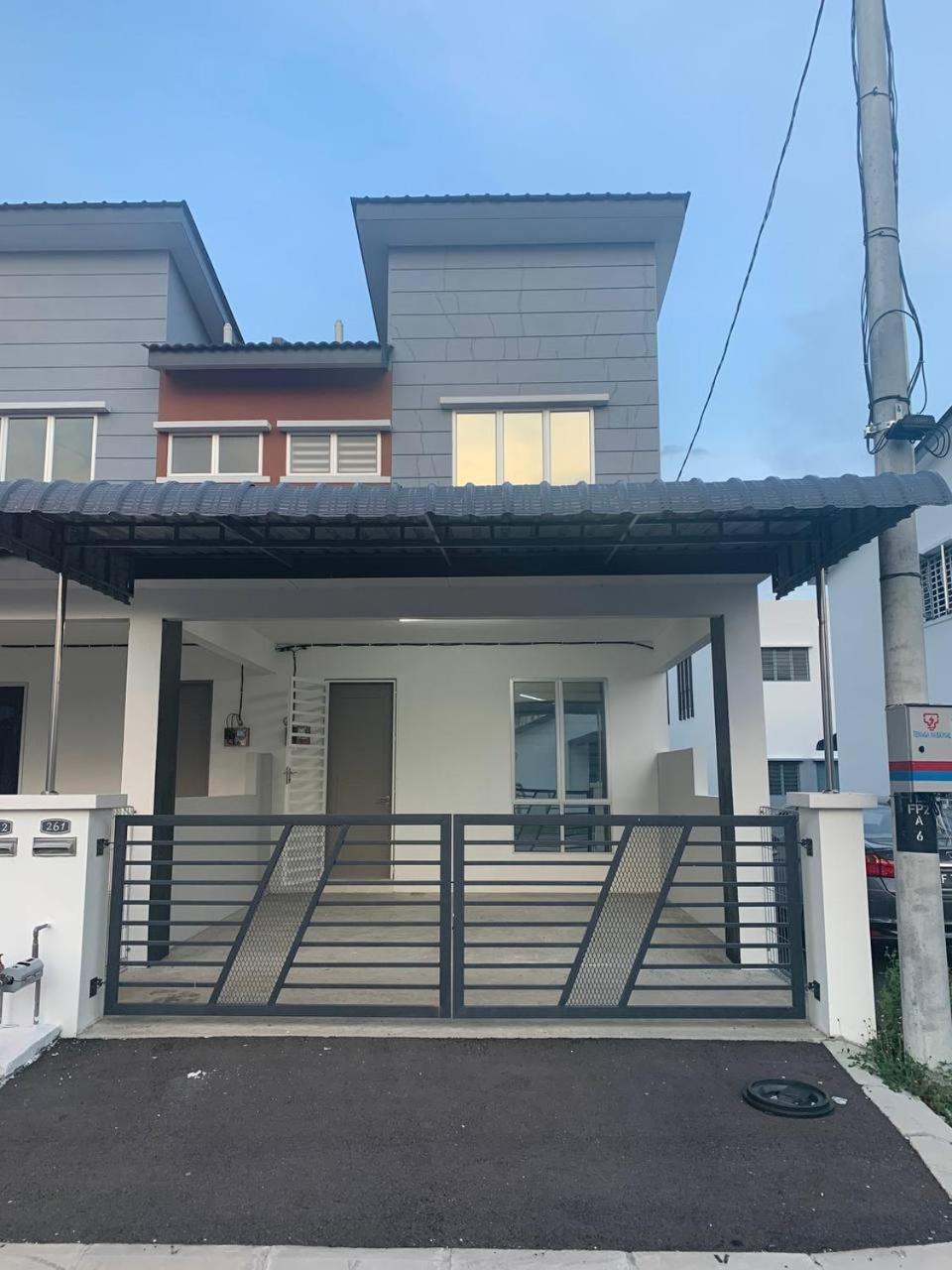 2Storey Asraf'S Homestay Seri Iskandar Exteriör bild